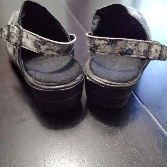 Flowered Clog, Slip On, Mule, Sparkly Size 7 - Picture 3 of 6